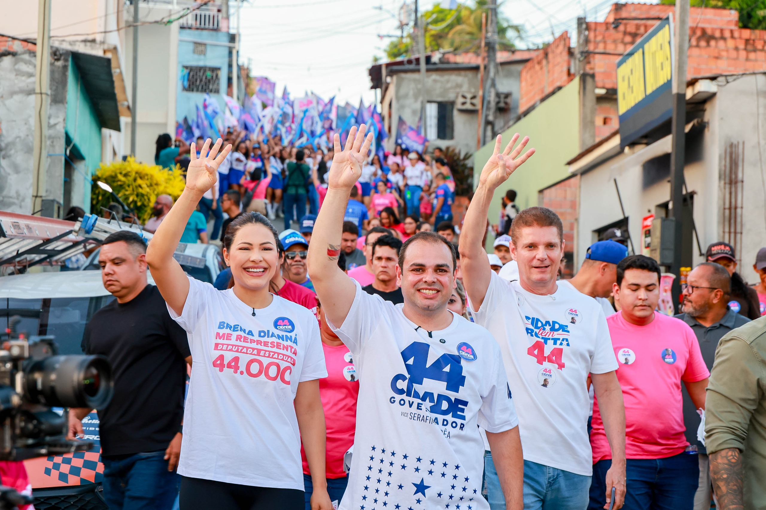 Em caminhada na zona Norte de Manaus, Roberto Cidade apresenta proposta do Hospital da Mulher