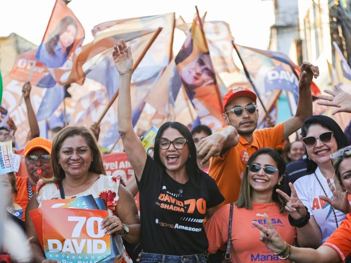 Em caminhada na Glória e São Raimundo, Dra. Shádia destaca ações da gestão David nos bairros