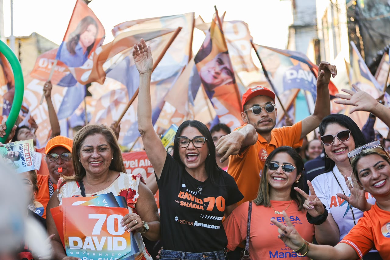 Em caminhada na Glória e São Raimundo, Dra. Shádia destaca ações da gestão David nos bairros