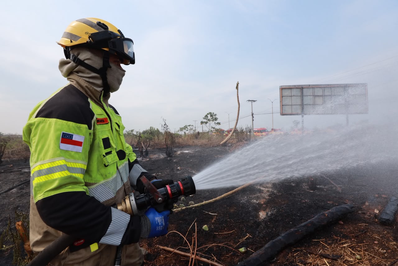 Governo do Amazonas solicita apoio do Governo Federal para enfrentamento de incêndios no estado com o envio de aeronaves