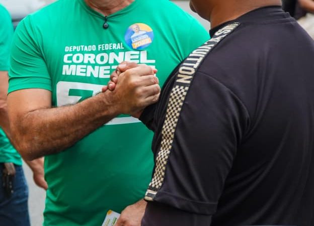 Na Rua do Fuxico, Coronel Menezes reforça compromisso com o comércio