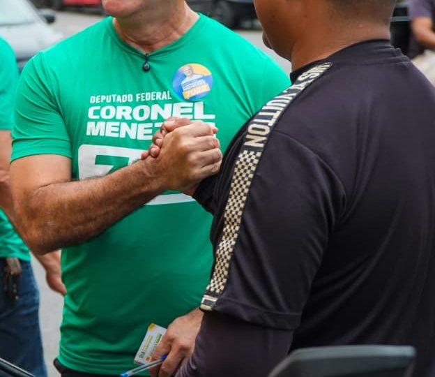 Na Rua do Fuxico, Coronel Menezes reforça compromisso com o comércio