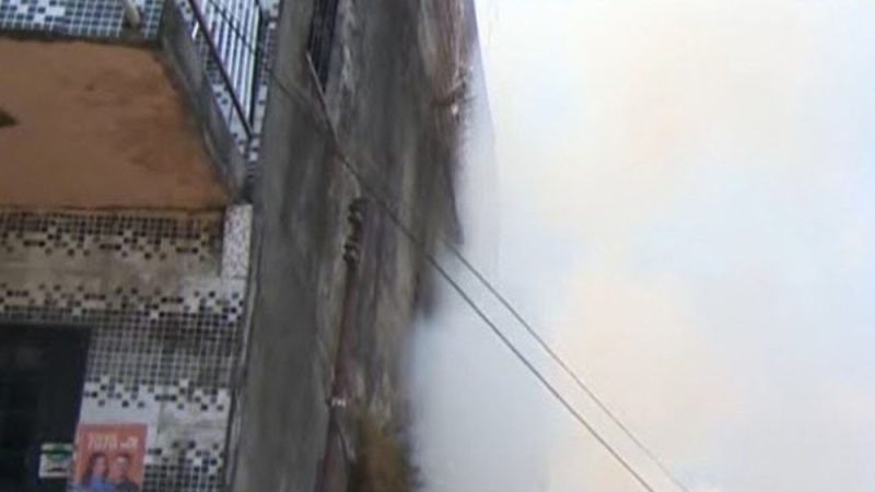 Incêndio destrói casa e deixa sete pessoas desabrigadas no bairro Aleixo, em Manaus