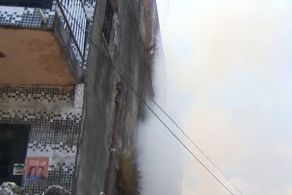 Incêndio destrói casa e deixa sete pessoas desabrigadas no bairro Aleixo, em Manaus