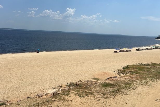 Boias que limitam área de banho na praia da Ponta Negra são furtadas