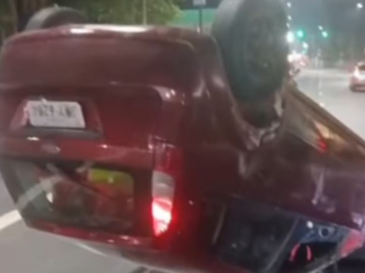 Carro capota na avenida Constantino Nery, em Manaus