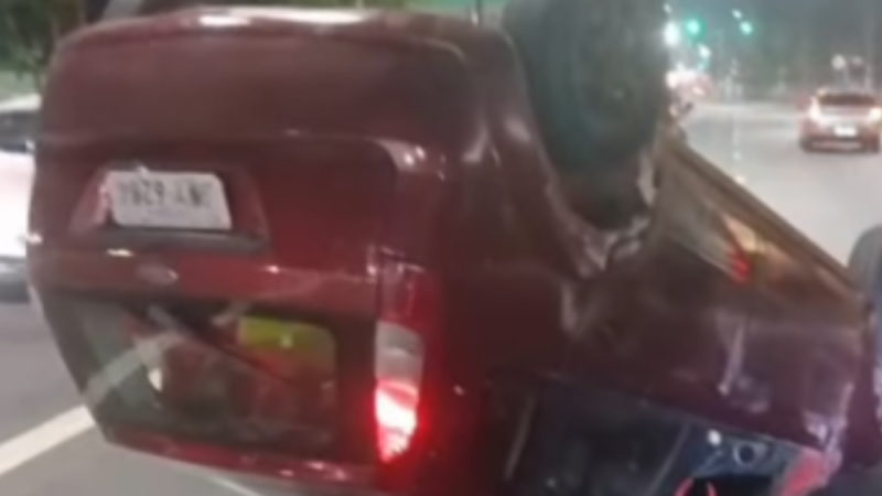 Carro capota na avenida Constantino Nery, em Manaus