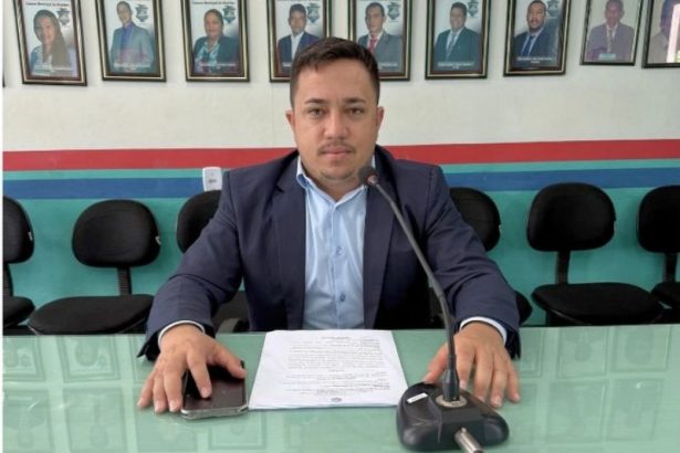 Lancha bate em banco de areia em rio do Amazonas, vereador cai e morre