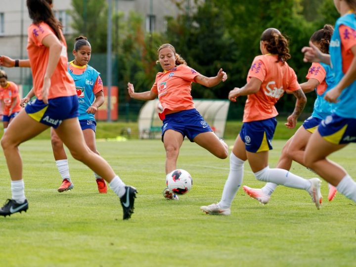 Lei torna futebol feminino prioridade na política de esporte