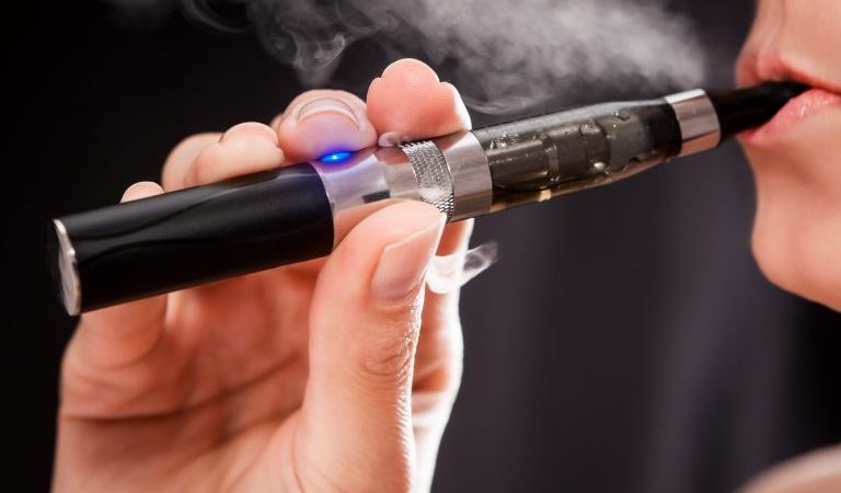 Projeto proíbe fabricação e venda de cigarros eletrônicos no país