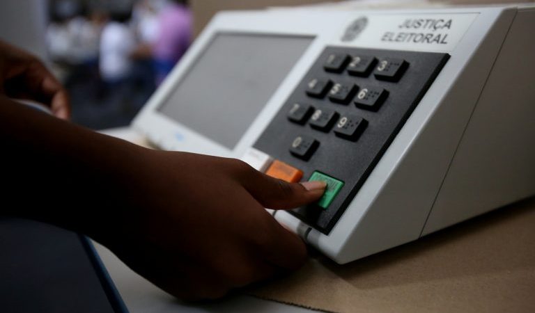 Conheça as medidas de segurança das urnas; testes começam com um ano de antecedência