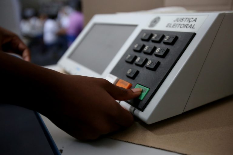 Conheça as medidas de segurança das urnas; testes começam com um ano de antecedência