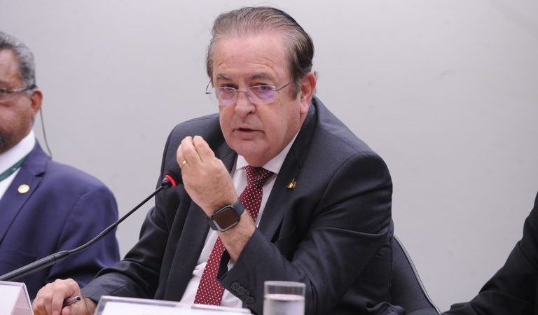 Comissão aprova projeto que autoriza extensão de estágio após conclusão de curso superior