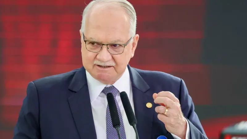 Fachin dá 5 dias para Mendonça e Gonet responderem acusação de Moraes