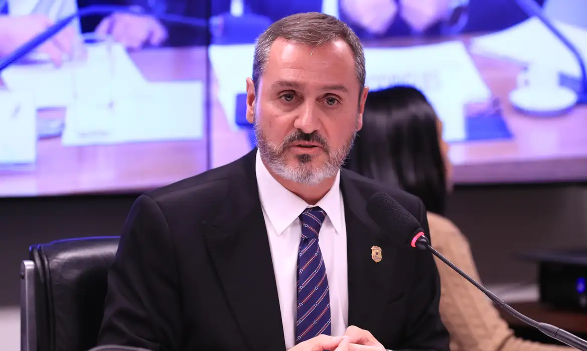 Dino determina reintegração de Andrei Rodrigues ao comando da PF