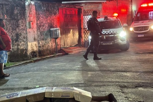 Corpo de homem é jogado de dentro de carro em rua de Manaus