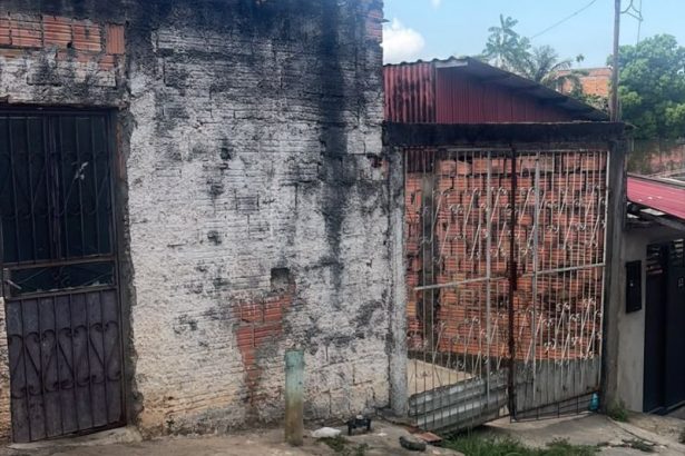 Homem vai dormir com mesa e objetos quebrados e acorda com amigo morto