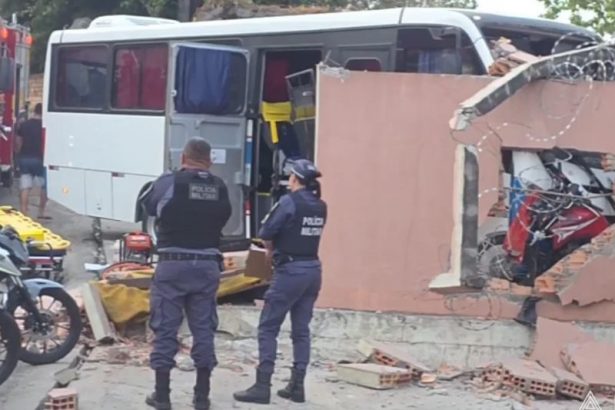 Micro-ônibus colide com muro e motorista fica preso às ferragens