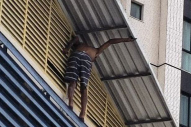 Homem armado com faca invade escola, sobe no telhado e é preso