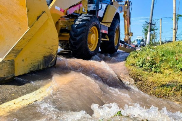 Novo vazamento em adutora causa falta de água e acidente em Manaus