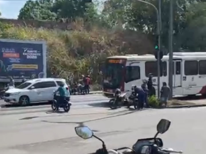 Óleo na pista provoca acidentes com motociclistas em frente ao HPS João Lúcio