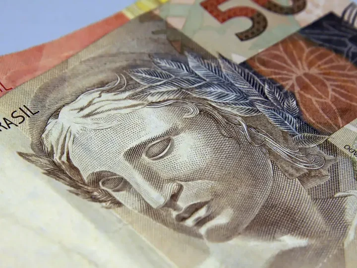 Brasileiros retiram R$ 10,5 bilhões da poupança em agosto