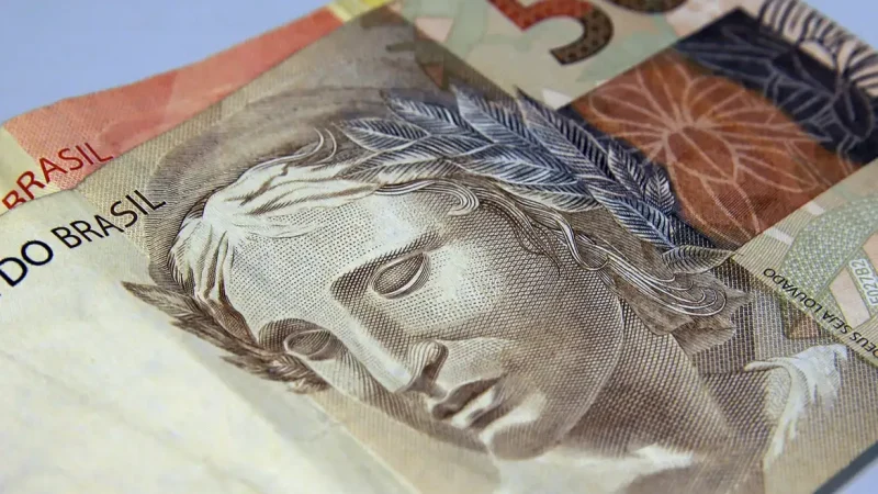 Brasileiros retiram R$ 10,5 bilhões da poupança em agosto