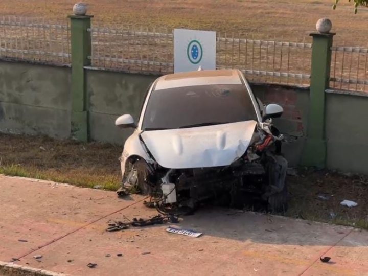 Casal fica gravemente ferido após colidir contra poste na Av. Coronel Teixeira