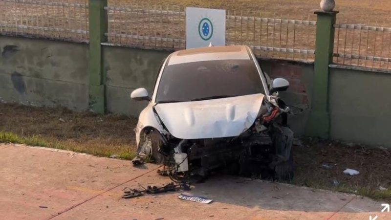 Casal fica gravemente ferido após colidir contra poste na Av. Coronel Teixeira