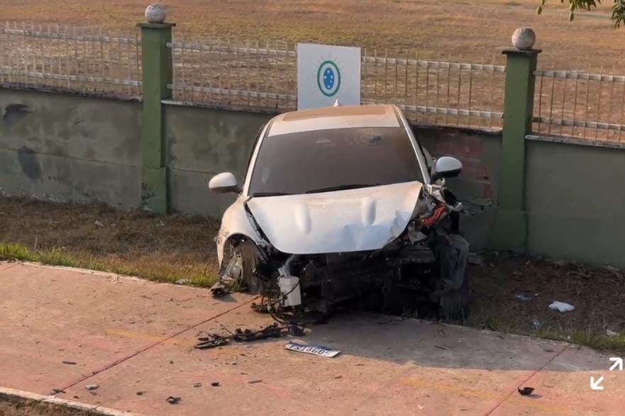 Casal fica gravemente ferido após colidir contra poste na Av. Coronel Teixeira