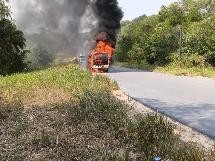 Incêndio destrói caminhão em trecho da rodovia AM-010