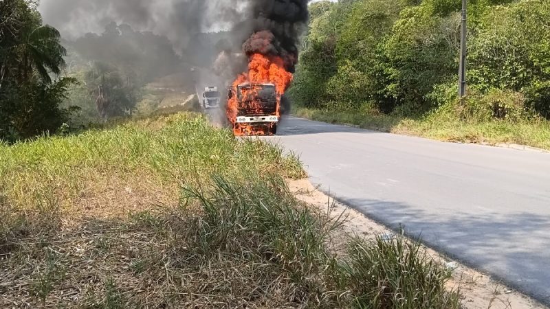 Incêndio destrói caminhão em trecho da rodovia AM-010