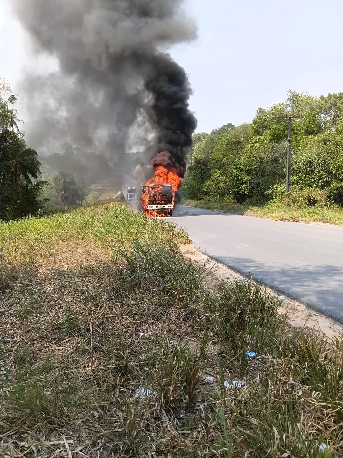 Incêndio destrói caminhão em trecho da rodovia AM-010