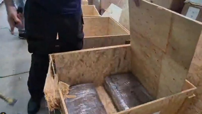 Denarc apreende 126kg de drogas escondidas em carga de painéis solares, em Manaus