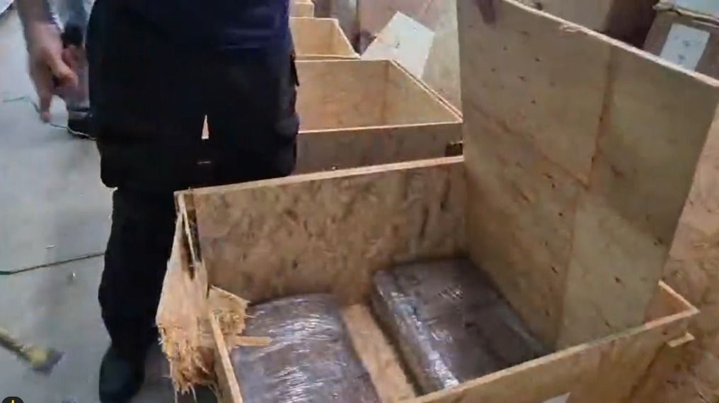 Denarc apreende 126kg de drogas escondidas em carga de painéis solares, em Manaus