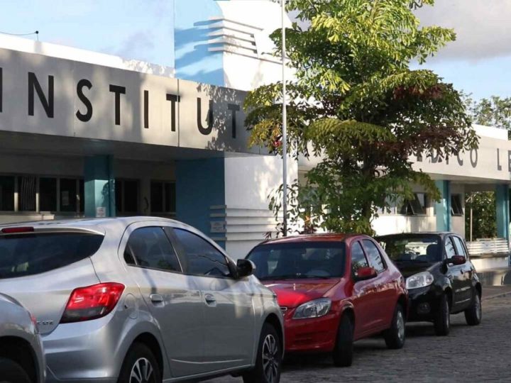 Homem é morto a tiros dentro de carro no Parque Dez