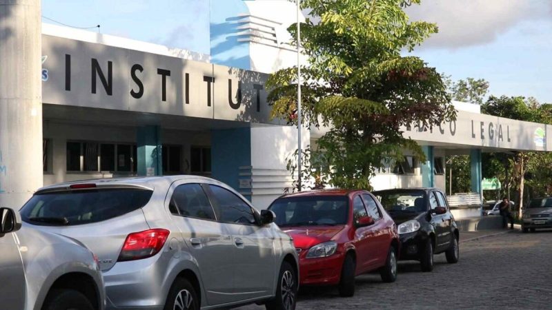 Homem é morto a tiros dentro de carro no Parque Dez