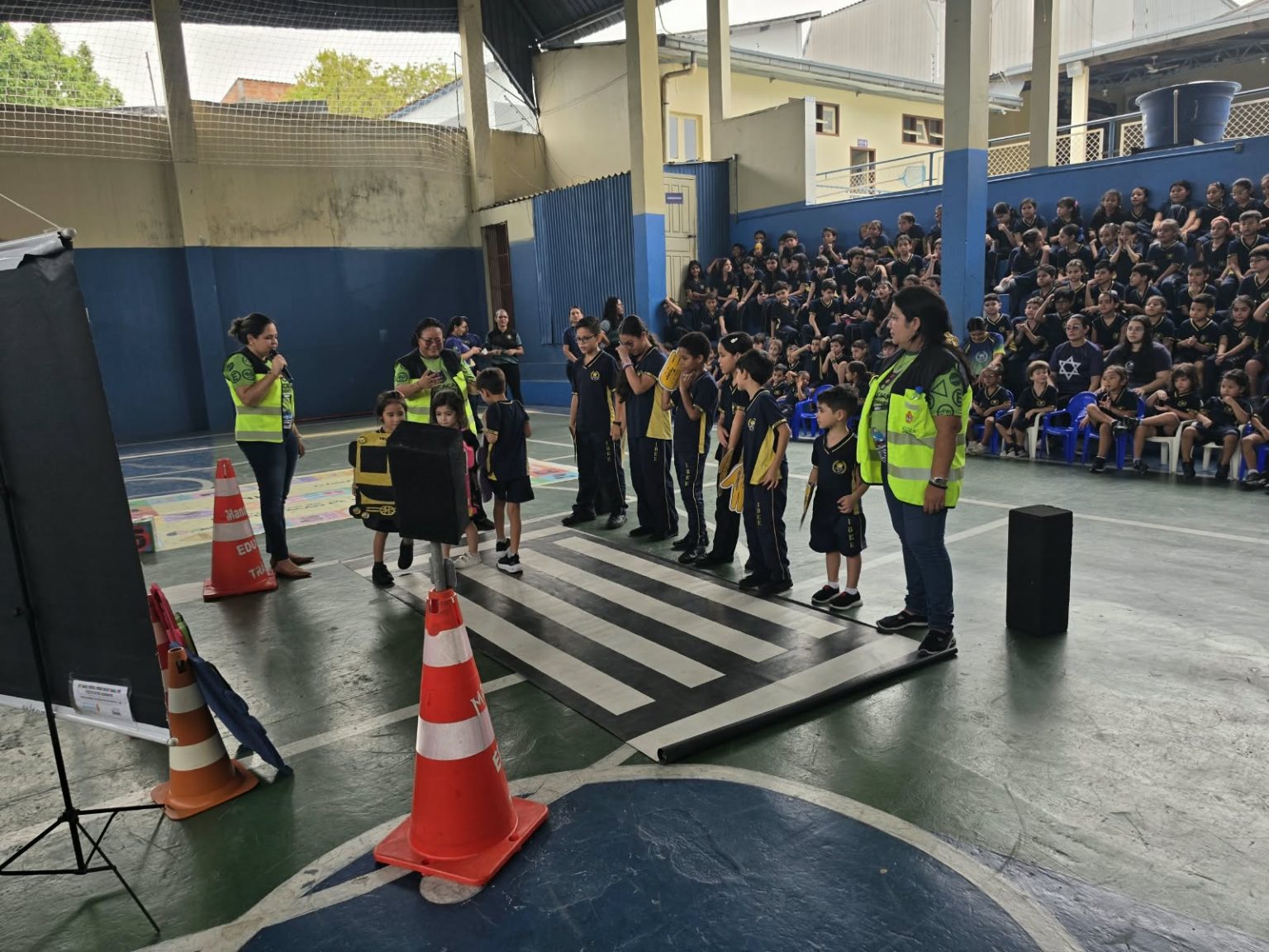 Prefeitura realiza ação de educação de trânsito para alunos de escola do bairro Flores