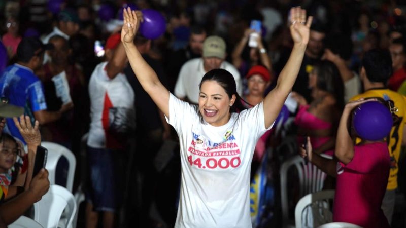 “Vocês me dão energia pra continuar”: Brena Dianná leva esperança de saneamento e dignidade a moradores de palafitas em Parintins