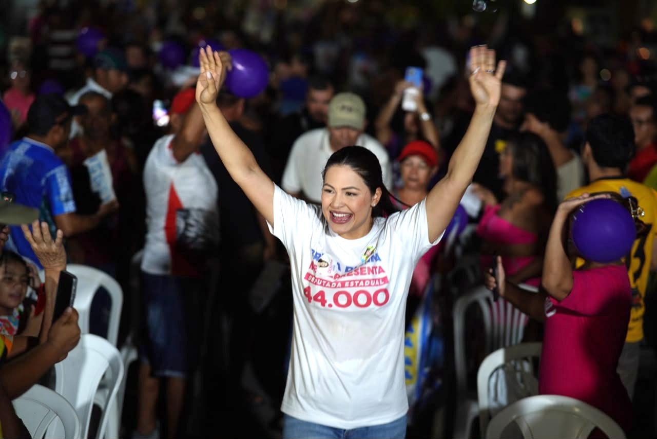 “Vocês me dão energia pra continuar”: Brena Dianná leva esperança de saneamento e dignidade a moradores de palafitas em Parintins