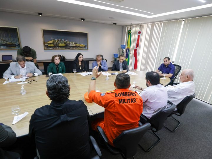 Governo do Amazonas reúne Poderes e órgãos de controle para alinhar ações contra queimadas