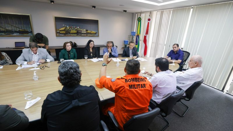 Governo do Amazonas reúne Poderes e órgãos de controle para alinhar ações contra queimadas
