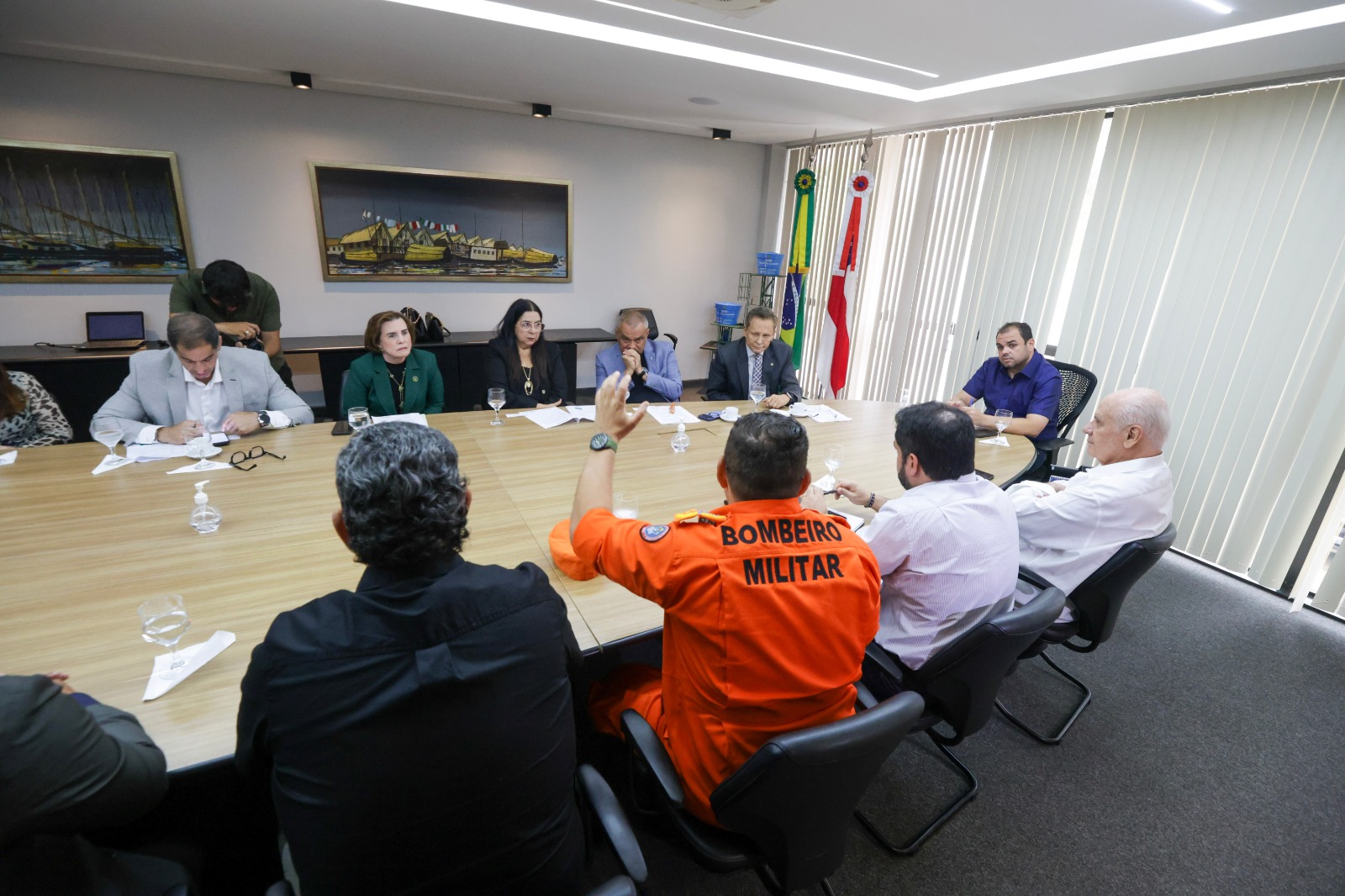 Governo do Amazonas reúne Poderes e órgãos de controle para alinhar ações contra queimadas