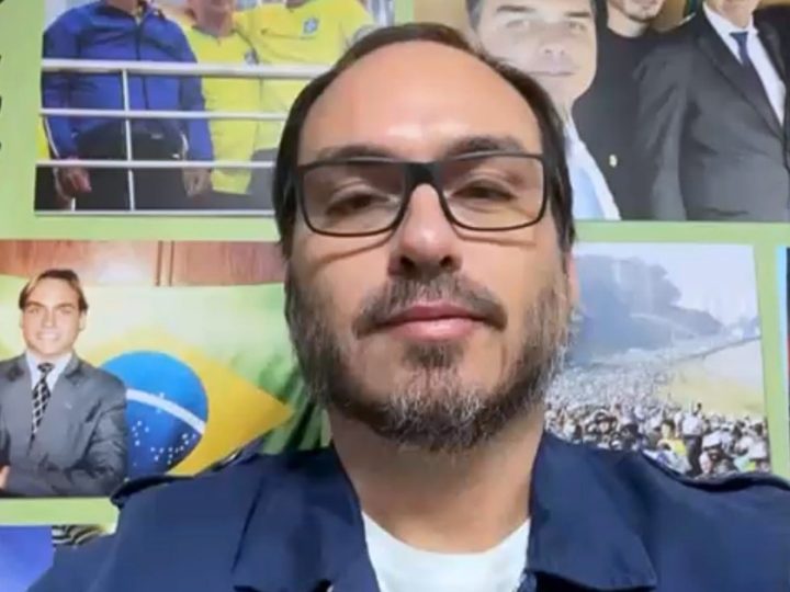 Carlos Bolsonaro declara voto: ‘É Maria e Flávio 22’