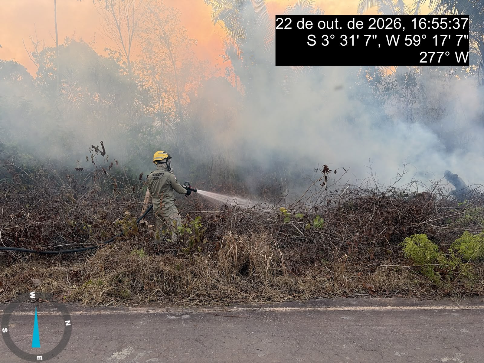 Bombeiros extinguem incêndio em vegetação na rodovia AM-254