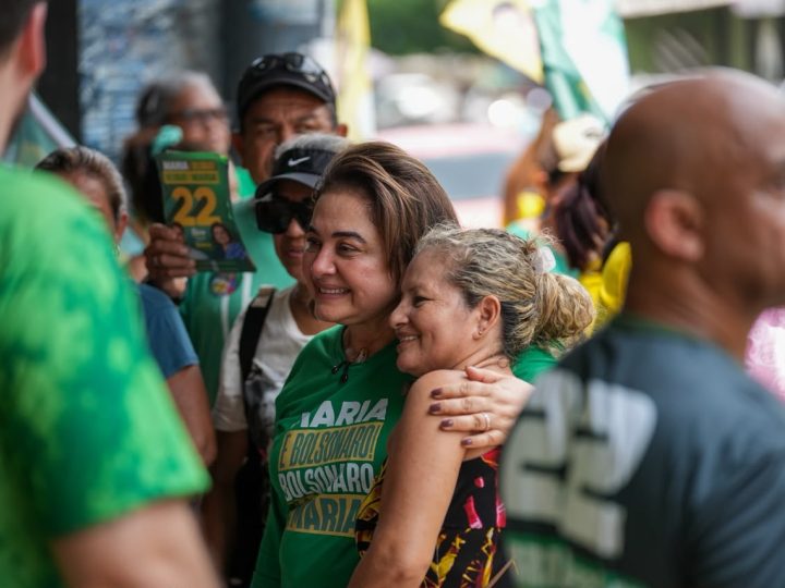 Abraços e apoio popular: Professora Maria ganha força nas ruas e mobiliza zona Leste