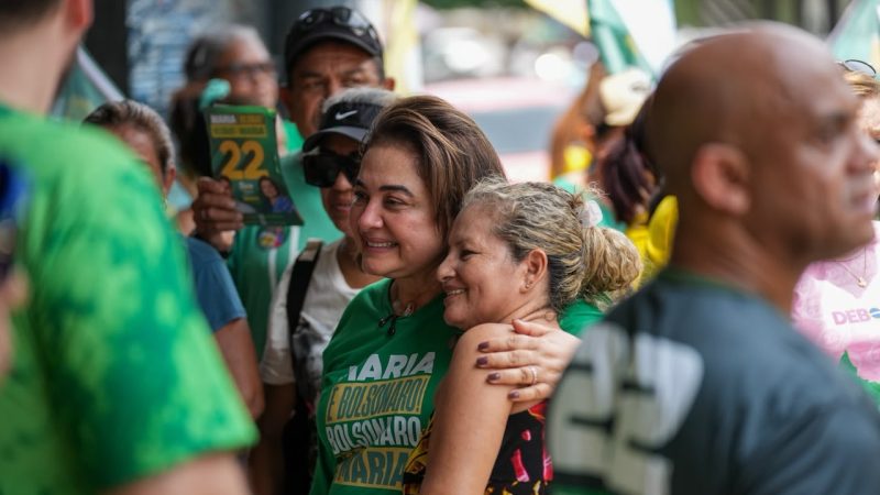 Abraços e apoio popular: Professora Maria ganha força nas ruas e mobiliza zona Leste
