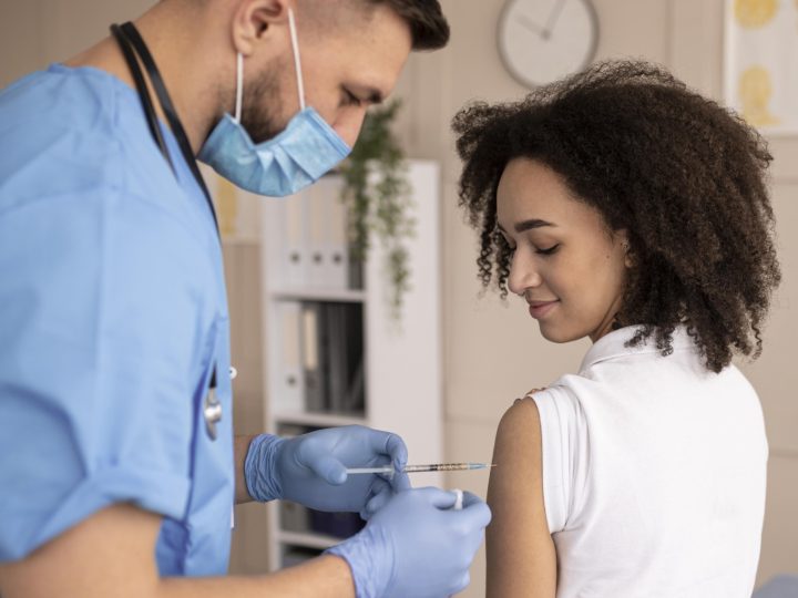 Check-up vacinal ajuda a identificar doses pendentes e reforça prevenção, diz infectologista