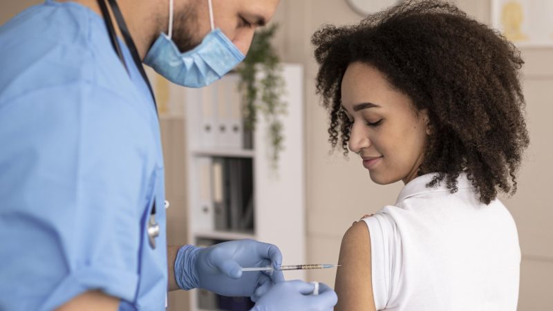 Check-up vacinal ajuda a identificar doses pendentes e reforça prevenção, diz infectologista