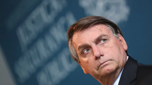 Bolsonaro pede liberação de visitas de Flávio na prisão domiciliar